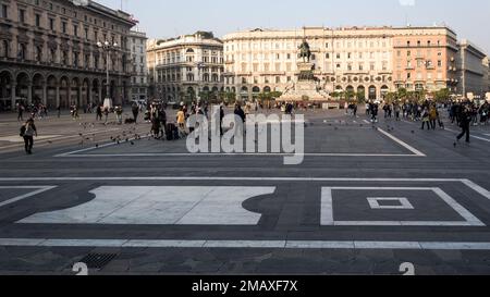 Particolare architettonico della Piazza del Duomo della città di Milano con sullo sfondo il Monumento al Re Vittorio Emanuele II Foto Stock