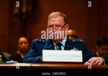 Richard Scobee, capo della riserva e comandante dell'aeronautica militare, il comando della riserva dell'aeronautica, testimonia davanti alla commissione per gli stanziamenti del Senato, sottocommissione sulla difesa (SAC-D), durante l'audizione della guardia nazionale e della riserva nell'ufficio del Senato di Dirksen a Capitol Hill a Washington il 7 giugno 2022. Foto Stock