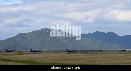 Quattro F-35A Lightning IIS assegnati al 356th Expeditionary Fighter Squadron, 354th Air Expeditionary Wing taxi sulla pista di Marine Corps Air Station Iwakuni, Giappone, per la formazione Agile Combat Employment, 7 giugno 2022. Le operazioni e gli esercizi ACE sono progettati per insegnare e convalidare nuovi modi per distribuire e manovrare le risorse durante una crisi o un conflitto per operare in ambienti contestati. Foto Stock