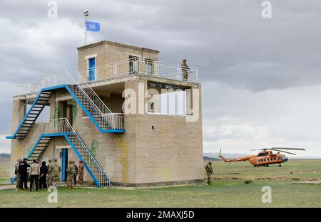 Soldati dell'esercito degli Stati Uniti da 3rd Platoon, Alpha Company, 1-5 Battaglione di fanteria, 1-11 cordone di divisione di Airborne e cerca una piccola città al centro di addestramento di Five Hills vicino Ulaanbaatar, Mongolia, 7 giugno 2022. Anche i membri delle forze armate mongolo hanno partecipato come abitanti del villaggio allo scenario di mantenimento della pace fittizio. Foto Stock