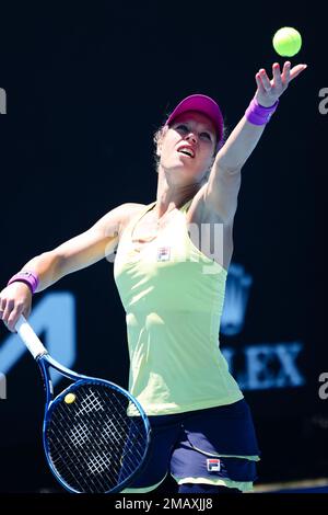 Melbourne, Australia. 20th Jan, 2023. Tennis: Grand Slam - Australian Open, doppio, 1st turno, donne, Flipkens/Siegemund (Belgio/Germania) - Potapova/Sizikova (Russia). Laura Siegemund è in azione. Credit: Frank Molter/dpa/Alamy Live News Foto Stock