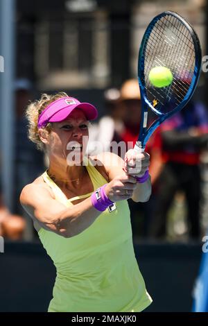 Melbourne, Australia. 20th Jan, 2023. Tennis: Grand Slam - Australian Open, doppio, 1st turno, donne, Flipkens/Siegemund (Belgio/Germania) - Potapova/Sizikova (Russia). Laura Siegemund è in azione. Credit: Frank Molter/dpa/Alamy Live News Foto Stock