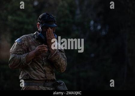 Ethan Catanach, un uomo di fanteria assegnato agli Stati Uniti L'Army Alaska, che si trova presso la Joint base Elmendorf-Richardson, Alaska, libera la sua maschera protettiva il 7 giugno presso la Lightning Academy, Schofield Barracks East Range, Hawaii, durante l'evento misterioso per il Concorso migliore guerriero dell'USARPAC del 2022. USARPAC BWC 2022 è una competizione annuale di una settimana composta da concorrenti di più unità USARPAC in tutto il territorio dell'Indo-Pacifico. Gli ufficiali non commissionati e i soldati giovani arruolati sono valutati in diverse categorie, come la conoscenza militare generale, le abilità di base del soldato e la forma fisica. Foto Stock