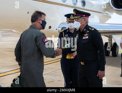 BANGKOK (7 giugno 2022) – ADM. John C. Aquilino, Comandante degli Stati Uniti Comando Indo-Pacific, è accolto dal generale tailandese Nothapol Boonngam, capo di stato maggiore delle forze armate tailandesi reali, all'arrivo a Bangkok. Aquilino è in Thailandia incontro con i leader regionali per rafforzare gli Stati Uniti Thailandia e riaffermare l'importanza di un libero e aperto indo-Pacifico. Foto Stock