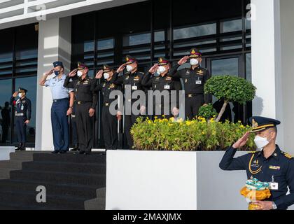 BANGKOK (7 giugno 2022) – i leader militari thailandesi salutano come ADM John C. Aquilino, Comandante degli Stati Uniti Comando Indo-Pacific, come arriva a Bangkok. Aquilino è in Thailandia incontro con i leader regionali per rafforzare gli Stati Uniti Thailandia e riaffermare l'importanza di un libero e aperto indo-Pacifico. Foto Stock