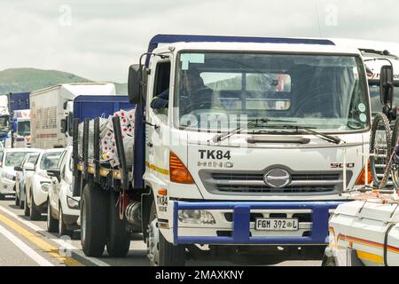 Camion dal Lesotho bloccato in un ingorgo stradale sulla N3 strada statale o statale che è una strada trafficata tra Kwazulu Natal e Gauteng in Sud Africa Foto Stock