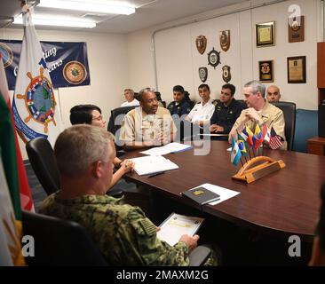 220607-N-DB801-0103 MAYPORT, FLA. -- (7 giugno 2022) – personale della rete di telecomunicazioni navali interamericana (IANTN) partecipa alla conferenza video della sesta tavola rotonda nazionale condotta tramite il Combined Enterprise Regional Information Exchange System (CENTRIXS) presso la sede centrale della flotta US 4th, 7 giugno 2022. Posteriore ADM. Doug Sasse, vice comandante di riserva negli Stati Uniti Naval Forces Southern Command/U.S. 4th Fleet, a sinistra, e altri membri dello staff hanno partecipato alla conferenza, che è stata progettata per rafforzare le partnership attraverso la discussione di elementi di reciproco interesse. Establi Foto Stock