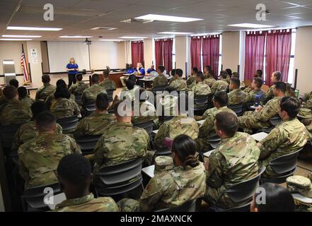 STATI UNITI Laura Flood, ambasciatore del programma Air Force Wired Warrior (AFW2), racconta la sua storia agli studenti del 336th Training Squadron all'interno di Holbrook Manor presso la Keesler Air Force base, Mississippi, 7 giugno 2022. Il programma AFW2 fornisce assistenza non medica concentrata e sostegno per combattere gli Airmen feriti, malati e feriti e le loro famiglie mentre si riprendono e ritornano al dovere o alla vita civile. Foto Stock