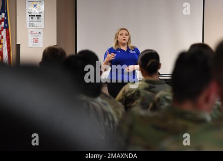 Stati Uniti ritirati Laura Flood, ambasciatore del programma Air Force Wired Warrior (AFW2), racconta la sua storia agli studenti del 336th Training Squadron all'interno di Holbrook Manor presso la Keesler Air Force base, Mississippi, 7 giugno 2022. Il programma AFW2 fornisce assistenza non medica concentrata e sostegno per combattere gli Airmen feriti, malati e feriti e le loro famiglie mentre si riprendono e ritornano al dovere o alla vita civile. Foto Stock