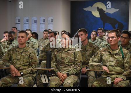 Gli studenti dello Squadrone di addestramento 336th frequentano un briefing sul programma Air Force Wired Warrior (AFW2) all'interno di Holbrook Manor alla base dell'aeronautica di Keesler, Mississippi, 7 giugno 2022. Il programma AFW2 fornisce assistenza non medica concentrata e sostegno per combattere gli Airmen feriti, malati e feriti e le loro famiglie mentre si riprendono e ritornano al dovere o alla vita civile. Foto Stock