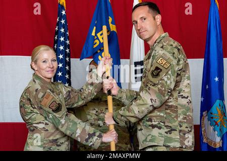 Col. Jonelle Eychner, 51st comandante del gruppo di sostegno della missione, a sinistra, passa lo squadrone guidon al Lt. Col. Nicholas Brence, 51st forze di sicurezza Squadron appena nominato comandante, come un simbolo del suo comando di presa della SFS alla base aerea di Osan, Repubblica di Corea, 7 giugno 2022. Il passaggio della guidon da un comandante uscente a un comandante entrante garantisce che l'unità e i suoi Airmen non siano mai senza leadership. Significa anche una fedeltà dei membri al loro corrispondente comandante. Foto Stock