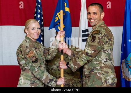 Il Colonnello Jonelle Eychner, comandante del gruppo di supporto della missione 51st, a sinistra, presenta il Colonnello David Lycan, comandante uscente dello Squadrone delle forze di sicurezza 51st, con una Medaglia di servizio meritoria alla base aerea di Osan, Repubblica di Corea, 7 giugno 2022. Il MSM è un premio assegnato ai membri delle forze armate degli Stati Uniti che si distinguono attraverso risultati meritevoli o un servizio eccezionale per gli Stati Uniti La dedizione e la leadership di Lycan nei 51st SFS gli valsero la MSM. Foto Stock