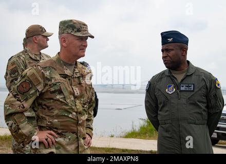 James A. Jacobson, vice comandante delle forze aeree del Pacifico e il col. Henry R. Jeffress III., 8th Comandante delle ali dei combattenti, parla alla base aerea di Kunsan, Repubblica di Corea, 7 giugno 2022. Durante la visita, Airmen e i leader di ogni parte della base hanno discusso le capacità strategiche, il tempo operativo e i piani futuri per il Wolf Pack con il Gen. Jacobson. Foto Stock