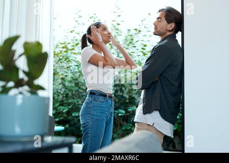 Youre così annoying. una giovane coppia che ha un argomento a casa. Foto Stock