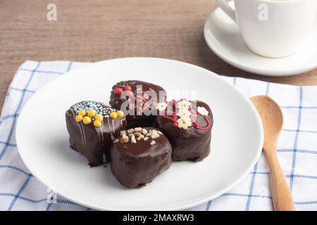 Spuntini a base di palline di cioccolato su un piatto bianco Foto Stock