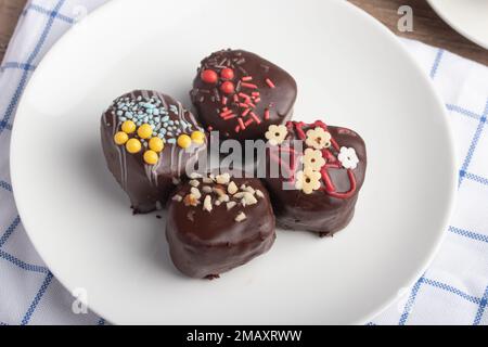 Spuntini a base di palline di cioccolato su un piatto bianco Foto Stock