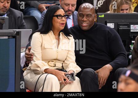 Magic Johnson e sua moglie cookie Johnson partecipano alla partita NBA Paris Game 2023 tra Detroit Pistons e Chicago Bulls alla AccorHotels Arena il 19 gennaio 2023 a Parigi, Francia. Foto di Laurent Zabulon/ABACAPRESS.COM Credit: Abaca Press/Alamy Live News Foto Stock