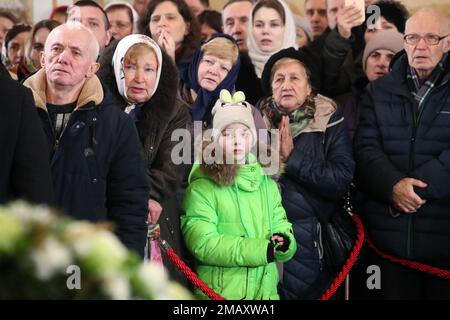 Non esclusiva: KYIV, UCRAINA - 19 GENNAIO 2023 - i devoti partecipano alla Divina Liturgia condotta dai sacerdoti della Chiesa Ortodossa di Ucraina a Dor Foto Stock