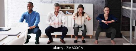 Gruppo di Felice Giovani Imprenditori facendo esercizio di stretching in ufficio Foto Stock