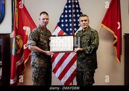 Gen. Shingo Nashinoki, comandante generale, brigata di implementazione rapida anfibia, JGSDF (Ground Self-Defense Force) giapponese, destra e Stati Uniti Corpo marino Briga. Il generale Kyle Ellison, vice comandante generale, III Marine Expeditionary Force, presenta il Japanese Defense Cooperation Award di Ellison per il campo di Courtney, Okinawa, Giappone, 8 giugno 2022. Il Defense Cooperation Award è il premio più alto che un membro del servizio non giapponese può ricevere dal JGSDF. (STATI UNITI Foto del corpo marino di Lance CPL. Natalie Greenwood) Foto Stock