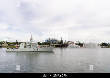 La nave da difesa costiera di classe Kingston HMCS Edmonton (MM 703) arriva per l'annuale Rose Festival durante la Portland Fleet Week a Portland, Oregon, il 8 giugno 2022. Portland Fleet Week è una celebrazione onorata del tempo dei servizi marittimi e offre ai cittadini dell'Oregon l'opportunità di incontrare marinai, Marines e Coast Guardsmen, oltre a testimoniare in prima persona le ultime capacità dei servizi marittimi di oggi. Foto Stock