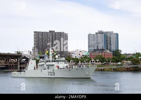 La nave da difesa costiera di classe Kingston HMCS Edmonton (MM 703) arriva per l'annuale Rose Festival durante la Portland Fleet Week a Portland, Oregon, il 8 giugno 2022. Portland Fleet Week è una celebrazione onorata del tempo dei servizi marittimi e offre ai cittadini dell'Oregon l'opportunità di incontrare marinai, Marines e Coast Guardsmen, oltre a testimoniare in prima persona le ultime capacità dei servizi marittimi di oggi. Foto Stock