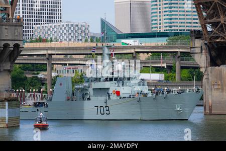 Il Royal Canadian Navy Kingston-classe nave di difesa costiera HMCS Edmonton (MM 703) transita il fiume Willamette per Portland Rose Festival e Fleet Week a Portland, Oregon, 8 giugno 2022. Portland Fleet Week è una celebrazione onorata del tempo dei servizi marittimi e offre ai cittadini dell'Oregon l'opportunità di incontrare marinai, Marines e Coast Guardsmen, oltre a testimoniare in prima persona le ultime capacità dei servizi marittimi di oggi Foto Stock