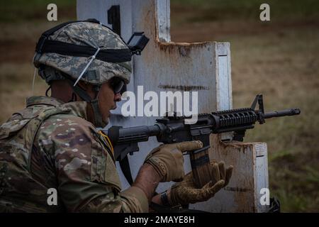 Jacob Byrd, un musicista assegnato agli Stati Uniti Army Japan, di stanza a Camp Zama, in Giappone, ricarica il fucile da carabina del M4 giugno 8 presso Schofield Barracks, Hawaii, durante l'evento di marktship basato su scenari di armi multiple durante la competizione Best Warrior dell'USARPAC del 2022. USARPAC BWC 2022 è una competizione annuale di una settimana composta da concorrenti di più unità USARPAC in tutto il territorio dell'Indo-Pacifico. Gli ufficiali non commissionati e i soldati giovani arruolati sono valutati in diverse categorie, come la conoscenza militare generale, le abilità di base del soldato e la forma fisica. Foto Stock