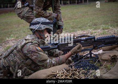 Jacob Byrd, un musicista assegnato agli Stati Uniti Army Japan, di stanza a Camp Zama, in Giappone, cancella una mitragliatrice da M240B dollari il 8 giugno presso la Schofield Barracks, Hawaii, in occasione dell'evento di marktship basato su scenari di armi multiple durante la competizione Best Warrior dell'USARPAC del 2022. USARPAC BWC 2022 è una competizione annuale di una settimana composta da concorrenti di più unità USARPAC in tutto il territorio dell'Indo-Pacifico. Gli ufficiali non commissionati e i soldati giovani arruolati sono valutati in diverse categorie, come la conoscenza militare generale, le abilità di base del soldato e la forma fisica. Foto Stock