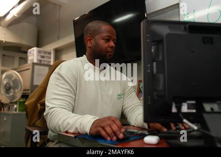 MARE DELLE FILIPPINE (8 giugno 2022) Larry Pugh, Senior Chief Aviation Boatswain’s Mate (Equipment) di Chicago, esamina i rapporti sulla sicurezza a bordo della portaerei di classe Nimitz USS Abraham Lincoln (CVN 72). Abraham Lincoln Strike Group è in fase di implementazione pianificata nell'area delle operazioni della flotta 7th degli Stati Uniti per migliorare l'interoperabilità attraverso alleanze e partnership e al tempo stesso fungere da forza di risposta pronta a sostegno di una regione indomPacifico libera e aperta. Foto Stock