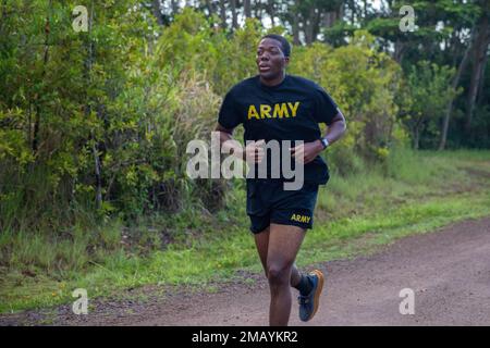 Staff Sgt. Jamal Walker, un musicista assegnato agli Stati Uniti Army Japan e un nativo di Augusta, Georgia, corre 5k anni attraverso la giungla 8 giugno alle 25th:00 della Divisione di fanteria Lighting Academy, Schofield Barracks East Range, Hawaii, durante il 2022 USARPAC's Best Warrior Competition. USARPAC BWC 2022 è una competizione annuale di una settimana composta da concorrenti di più unità USARPAC in tutto il territorio dell'Indo-Pacifico. Gli ufficiali non commissionati e i soldati giovani arruolati sono valutati in diverse categorie, come la conoscenza militare generale, le abilità di base del soldato e la forma fisica. Foto Stock