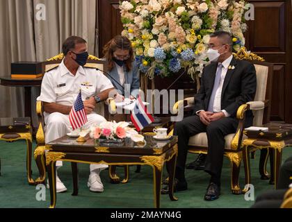 BANGKOK (8 giugno 2022) – ADM. John C. Aquilino, Comandante degli Stati Uniti Indo-Pacific Command, parla con il generale tailandese Chaichan Chanwong, vice ministro della Difesa delle forze armate tailandesi reali. Aquilino è in Thailandia incontro con i leader regionali per rafforzare gli Stati Uniti Thailandia e riaffermare l'importanza di un libero e aperto indo-Pacifico. Foto Stock