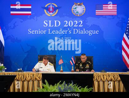 BANGKOK (8 giugno 2022) – ADM. John C. Aquilino, Comandante degli Stati Uniti Il comando Indo-Pacific e il generale tailandese Chalermphon Srisawasdi, capo delle forze di difesa delle forze armate tailandesi reali, firmano la Dichiarazione di visione congiunta Thailandia - Stati Uniti 2020 quadro di sostegno durante il dialogo tra dirigenti 2022 presso la sede del Ministero della Difesa della Thailandia a Bangkok. La dichiarazione congiunta delinea i mezzi per rendere operativa la dichiarazione congiunta sulla visione 2020. Aquilino è in Thailandia incontro con i leader regionali per rafforzare gli Stati Uniti Thailandia e riaffermare l'importanza di un libero e op Foto Stock