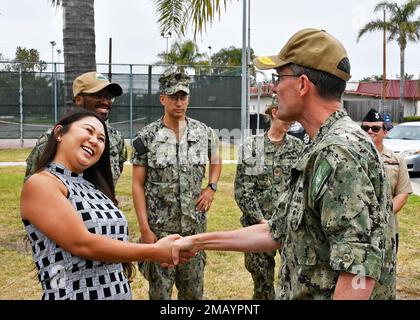 220608-N-AS200-6021 PORTA HUENEME, CALIFORNIA (8 giugno 2022) - Vice ADM. Darse E. 'del' Crandall Jr., Judge Advocate General of the Navy, right, visita il personale legale della Marina a bordo della base navale Ventura County (NBVC) 8 giugno. NBVC è un'installazione navale strategicamente situata composta da tre strutture operative: Point Mugu, Port Hueneme e San Nicolas Island. NBVC è la sede dei Pacific Seabees, West Coast e-2C Hawkeyes, 3 centri di guerra e 80 inquilini. Foto Stock