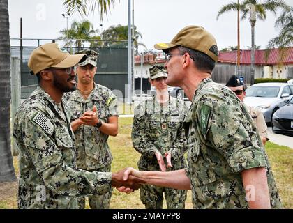 220608-N-AS200-6022 PORTA HUENEME, CALIFORNIA (8 giugno 2022) - Vice ADM. Darse E. 'del' Crandall Jr., Judge Advocate General of the Navy, right, visita il personale legale della Marina a bordo della base navale Ventura County (NBVC) 8 giugno. NBVC è un'installazione navale strategicamente situata composta da tre strutture operative: Point Mugu, Port Hueneme e San Nicolas Island. NBVC è la sede dei Pacific Seabees, West Coast e-2C Hawkeyes, 3 centri di guerra e 80 inquilini. Foto Stock