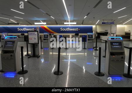 Biglietteria vuota e chioschi presso Southwest Airlines nel Terminal 1 dell'aeroporto internazionale di Los Angeles, sabato 7 gennaio 2023 a Los Angeles. Foto Stock