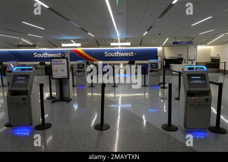 Biglietteria vuota e chioschi presso Southwest Airlines nel Terminal 1 dell'aeroporto internazionale di Los Angeles, sabato 7 gennaio 2023 a Los Angeles. Foto Stock