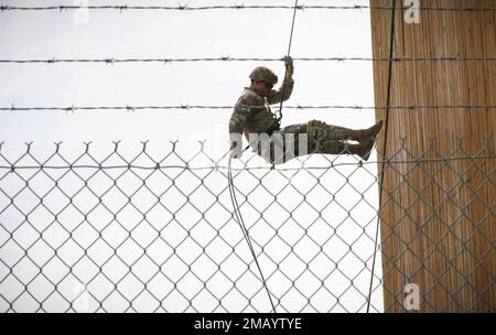 Un soldato della guardia nazionale dell'esercito dell'Iowa con la truppa A, 1st Squadrone, 113th reggimento di cavalleria, si impatta su una torre a Camp Dodge a Johnston, Iowa, il 8 giugno 2022. L'unità ha avuto l'opportunità di condurre una familiarizzazione con la torre di 60 piedi della base durante il loro addestramento annuale. Foto Stock