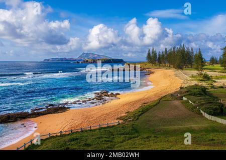 Cemetery Bay con l'isola Nepean e Phillip Island dietro di essa: Versione 1 Foto Stock