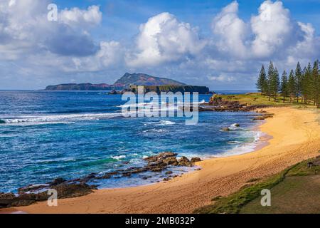 Cemetery Bay con l'isola Nepean e Phillip Island dietro di essa: Versione 2 Foto Stock