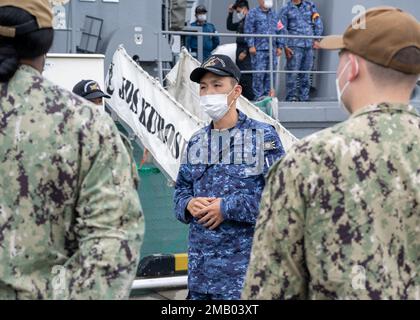 WHITE BEACH, Giappone (8 giugno 2022) Stati Uniti Marinai assegnati al comandante, attività della flotta Okinawa e Giappone marinai della forza di autodifesa marittima assegnati alla attività della sottozona Okinawa tour una nave JMSDF 8 giugno presso la struttura navale di White Beach come parte di un corso di leadership bilaterale. Il corso è stato progettato per favorire le relazioni e la comprensione tra gli Stati Uniti Navy e le loro controparti della nazione ospitante. La CFAO mantiene e gestisce strutture a sostegno degli Stati Uniti Le attività navali e aeronautiche della Marina nella regione di Indo-Pacifico. Foto Stock