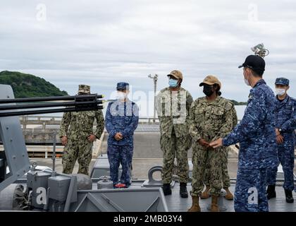 WHITE BEACH, Giappone (8 giugno 2022) Stati Uniti Marinai assegnati al comandante, attività della flotta Okinawa e Giappone marinai della forza di autodifesa marittima assegnati alla attività della sottozona Okinawa tour una nave JMSDF 8 giugno presso la struttura navale di White Beach come parte di un corso di leadership bilaterale. Il corso è stato progettato per favorire le relazioni e la comprensione tra gli Stati Uniti Navy in Giappone e le loro controparti della nazione ospitante. La CFAO mantiene e gestisce strutture a sostegno degli Stati Uniti Le attività navali e aeronautiche della Marina nella regione di Indo-Pacifico. Foto Stock