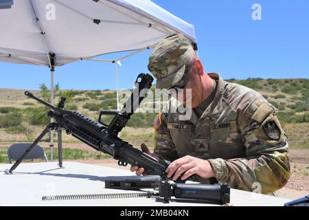 Joshua Yancey, leader del turno di controllo dell'impegno con la 19th Theater Missile Warning Company, 1st Space Brigade, presso la Naval Air Station di Sigonella, Italia, assembla una mitragliatrice leggera M249 durante gli Stati Uniti Concorso migliore guerriero del comando militare spazio e difesa missilistica, 8 giugno 2022. Yancey avrebbe poi vinto la concorrenza e rappresenterà il comando negli Stati Uniti Comando delle forze dell'esercito (FORSCOM) migliore concorrenza del guerriero in agosto a Fort Bragg, Carolina del Nord. Foto Stock