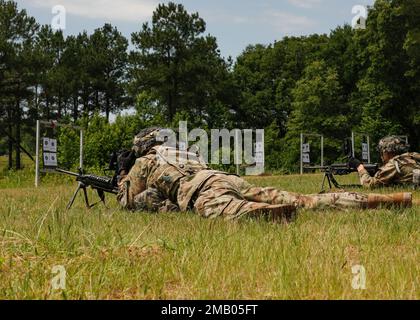 Soldati della Guardia Nazionale dell'Arkansas della squadra zero di combattimento della Brigata di Fanteria 39th sulla loro arma automatica della squadra 249 (SAW) 6 giugno 2022 a Fort Chaffee, Arkansas. La SEGA è un adattamento americano della FN Minimi belga. È stato introdotto nel 1984 dopo essere stato selezionato come il più efficace di una linea di armi candidate. Foto Stock