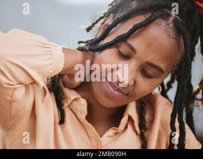 Stress, burnout e dolore al collo con una donna nera che strofina il muscolo mentre soffre di ansia o pressione. Salute mentale, anatomia e lesioni con un Foto Stock