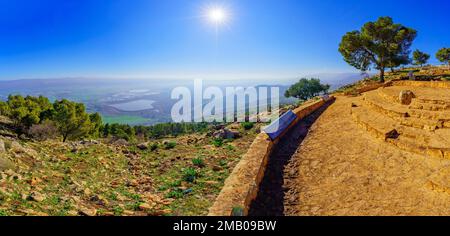 Ramot Naftali, Israele - 18 gennaio 2023: Vista panoramica di un punto di osservazione, e il paesaggio della valle di Hula (alta valle del fiume Giordano), da K Foto Stock