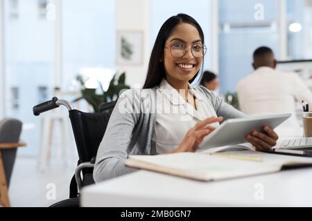 Ive ha ottenuto tutto il necessario per raggiungere il successo. Ritratto ritagliato di una giovane e attraente donna d'affari che lavora su un tablet alla sua scrivania in ufficio. Foto Stock