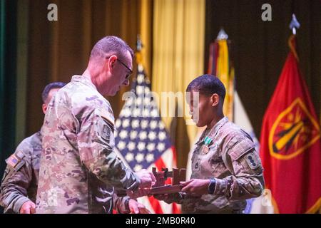 Firs Center of Excellence e Fort Sill Command Sergente maggiore Stephen Burnley presenta un coltello K-Bar a Sgt. 1st Classe Nicole Barnett, un sergente di perforazione con batteria C, 1st battaglione, 22nd Field Artillery, 434th Field Artillery Brigade — il 2022 FCoE Drill Sergente dell'anno. Foto Stock