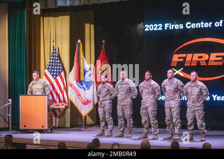 Da sinistra, 2022 FCoE DSOY Sgt. 1st Classe Nicole Barnett e altri concorrenti staff Sgt. Riquante Brown, 428th fa; staff Sgt. Benito Carrion, 434th fa; staff Sgt. Gilbert Gomex; 434th fa e staff Sgt. Adrian Rolon, 434 fa. Il Fires Center of Excellence e il Fort Sill Command Sgt. Il maggiore Stephen Burnley ha pronunciato un commento di apertura durante la cerimonia del 9 2022 giugno. Foto Stock