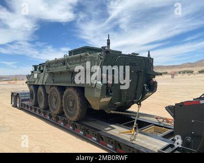 Un veicolo blindato Stryker, assegnato alla squadra di combattimento Stryker Brigade 56th, arriva a Fort Irwin, California, prima della rotazione della brigata al National Training Center. Foto Stock